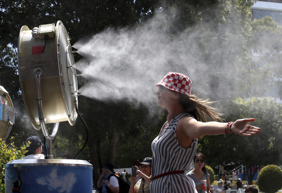 MUna joven sofoca el calor frente a un ventilador con nebulizador de agua durante la primera jornada del Abierto de Australia de tenis que se disputa en Melbourne (Australia), el 18 de enero de 2016 / David Crosling (EFE)