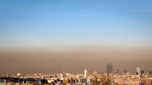 Nube de contaminación sobre Madrid (España)