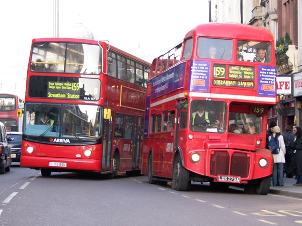 Arriva_London_buses_VLA157_(LJ55_BSU)_&_RM54_(LDS_279A),_Whitehall,_route_159,_9_December_2005