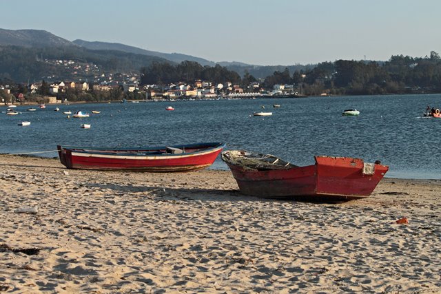 Gamelas varadas en una playa de Galicia