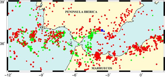 Terremotos ocurridos en el sur de la península en el periodo 1995-2015 con magnitud superior a 3.0 (Catálogo Sísmico del IGN). Los círculos rojos son terremotos superficiales (h<40km); verdes, de profundidad intermedia (40<h<150km); y azul, profundos (h=650km). El tamaño del símbolo es proporcional a la magnitud. SVC= Cabo de S. Vicente, EG= Estrecho de Gibraltar. / E. Buforn.