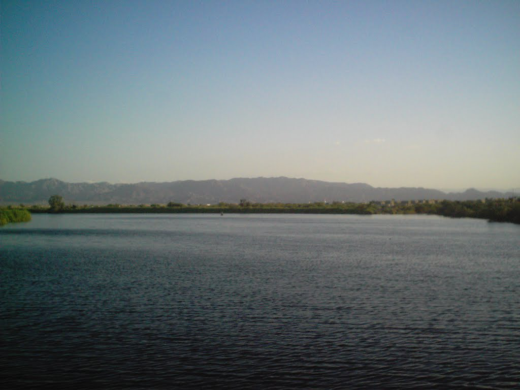 Vista panorámica de la Laguna Xochimilco. Al fondo se aprecia parte de la Sierra Cucapáh