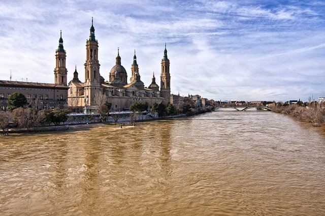 Río Ebro a su paso por Zaragoza (España)
